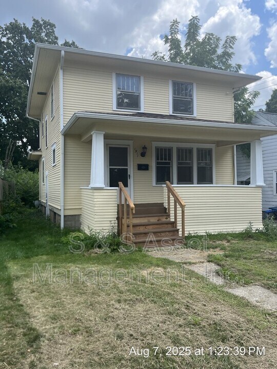 1911 Ray St in Lansing, MI - Building Photo