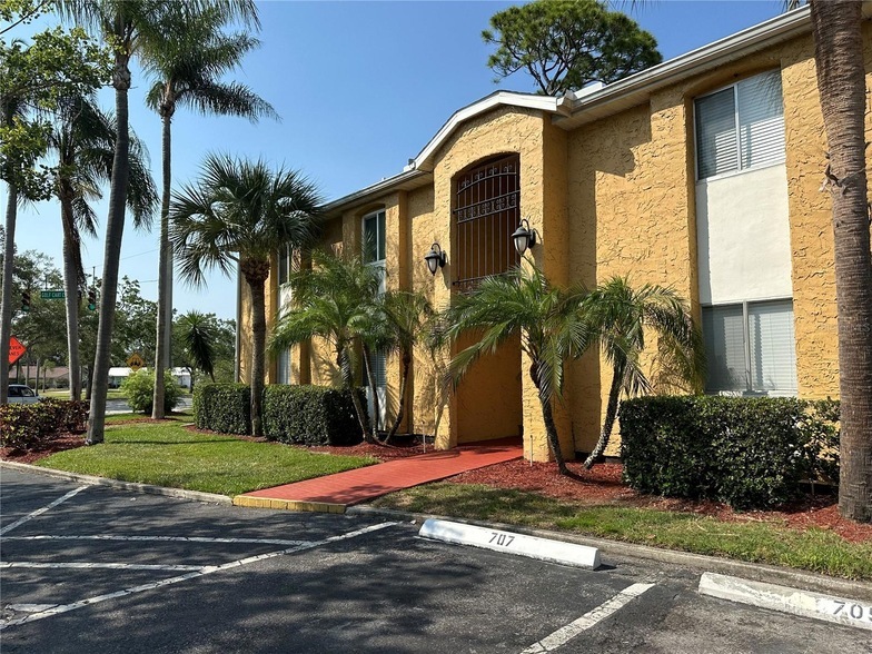 1705 Parakeet Way, Unit 707 in Sarasota, FL - Building Photo