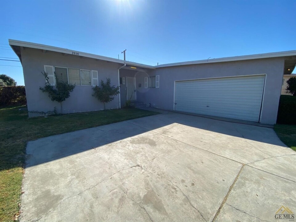 2616 Dore Dr in Bakersfield, CA - Building Photo