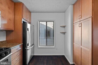 2228 Hunters Run Dr in Reston, VA - Building Photo - Building Photo