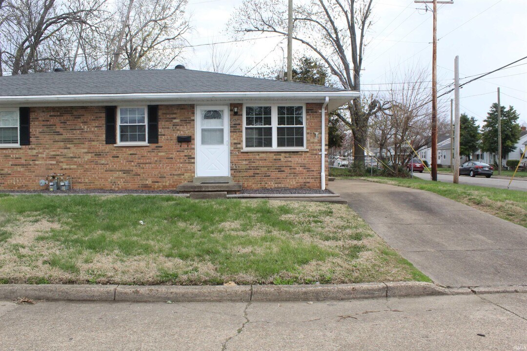 2551 Stanley Ct in Evansville, IN - Building Photo