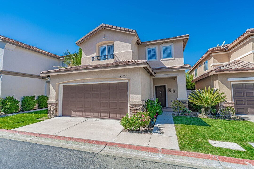 27703 Iris Ct in Santa Clarita, CA - Building Photo