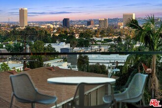 8420 W Sunset Blvd in West Hollywood, CA - Building Photo - Building Photo
