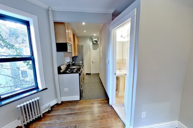 52 Barrow St, Unit 3C in New York, NY - Building Photo - Building Photo