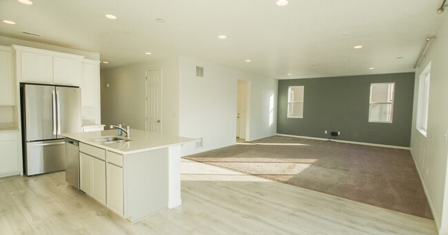 1975 W 950 N in Layton, UT - Building Photo - Building Photo