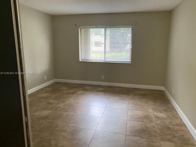 193 Lakeview Dr-Unit -106 in Weston, FL - Building Photo - Building Photo