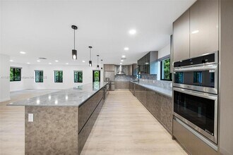 7401 Miami View Dr, Unit C13 in North Bay Village, FL - Building Photo - Building Photo