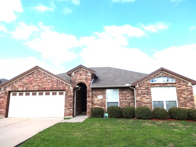 2000 Cliffside Dr in Arlington, TX - Building Photo