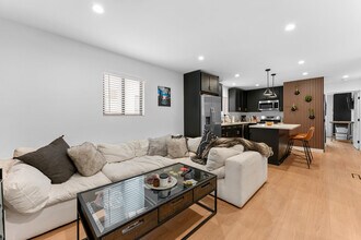 351 S Catalina St in Los Angeles, CA - Building Photo - Building Photo