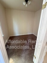 107 W Kassner Pl in Milwaukee, WI - Building Photo