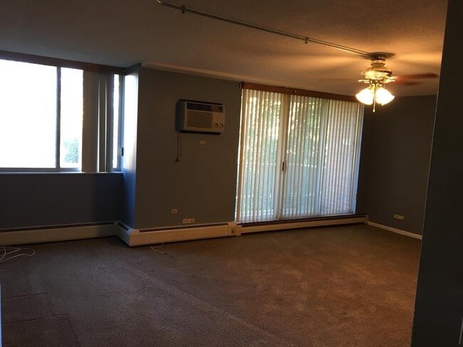 2201 S Highland Ave, Unit 1M in Lombard, IL - Building Photo - Building Photo