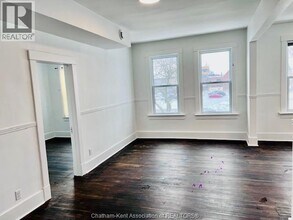 58 1/2 Fourth STREET in Chatham, ON - Building Photo - Building Photo