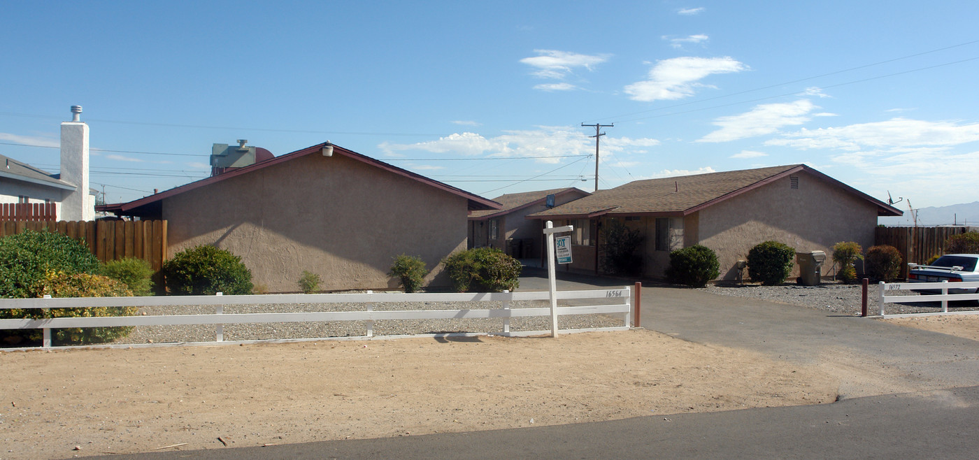 16564 Cajon St in Hesperia, CA - Foto de edificio