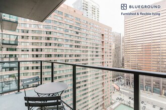 535 N St Clair St in Chicago, IL - Foto de edificio - Building Photo
