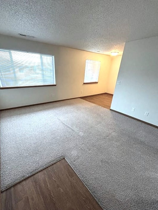 953 Boston Way in Coralville, IA - Building Photo - Building Photo