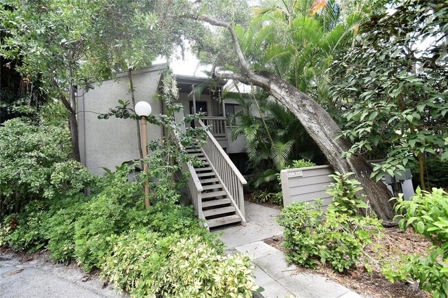 1601 Pelican Point Dr in Sarasota, FL - Foto de edificio - Building Photo