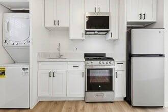 2425 S Ridgeley Dr in Los Angeles, CA - Building Photo - Building Photo