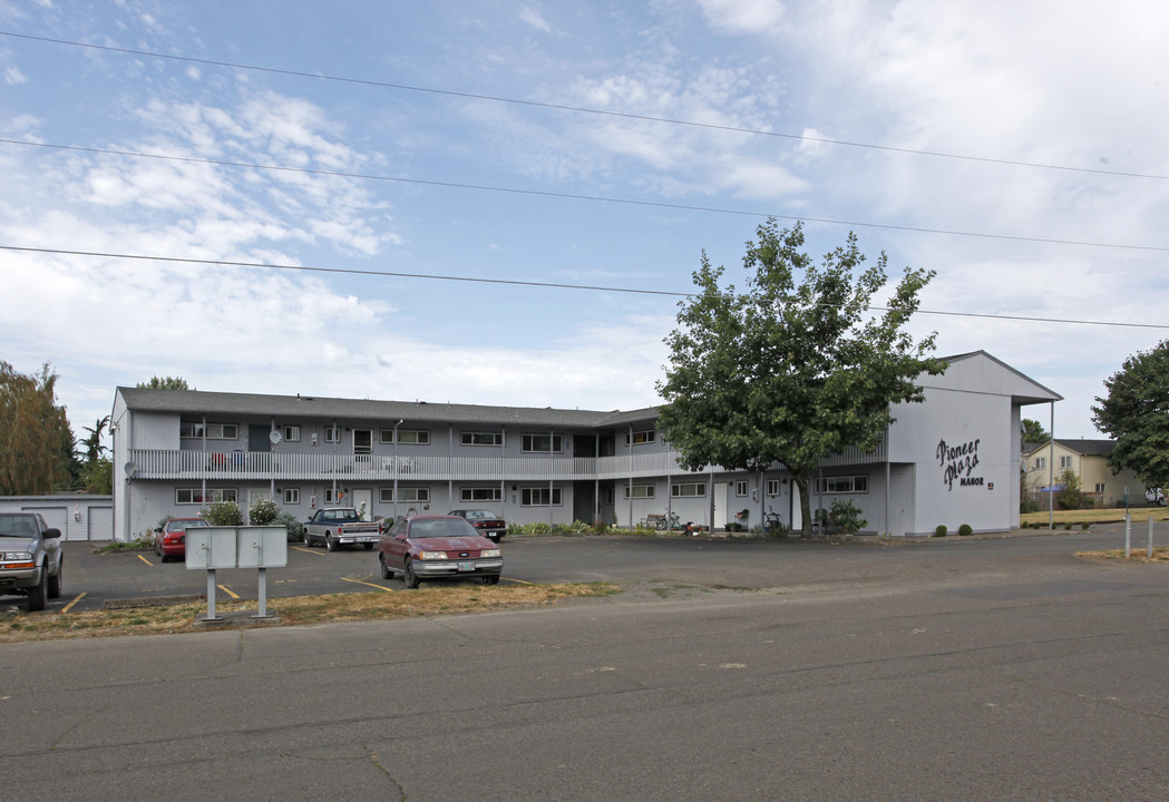 Pioneer Plaza Manor in Molalla, OR - Building Photo