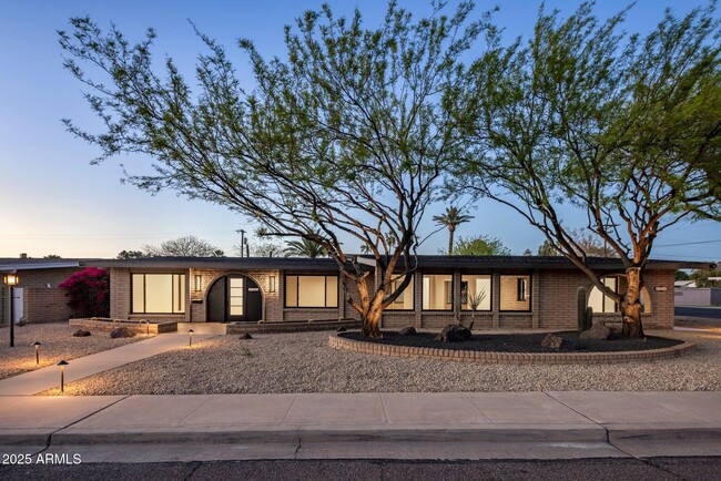 3742 E Glenrosa Ave in Phoenix, AZ - Foto de edificio - Building Photo