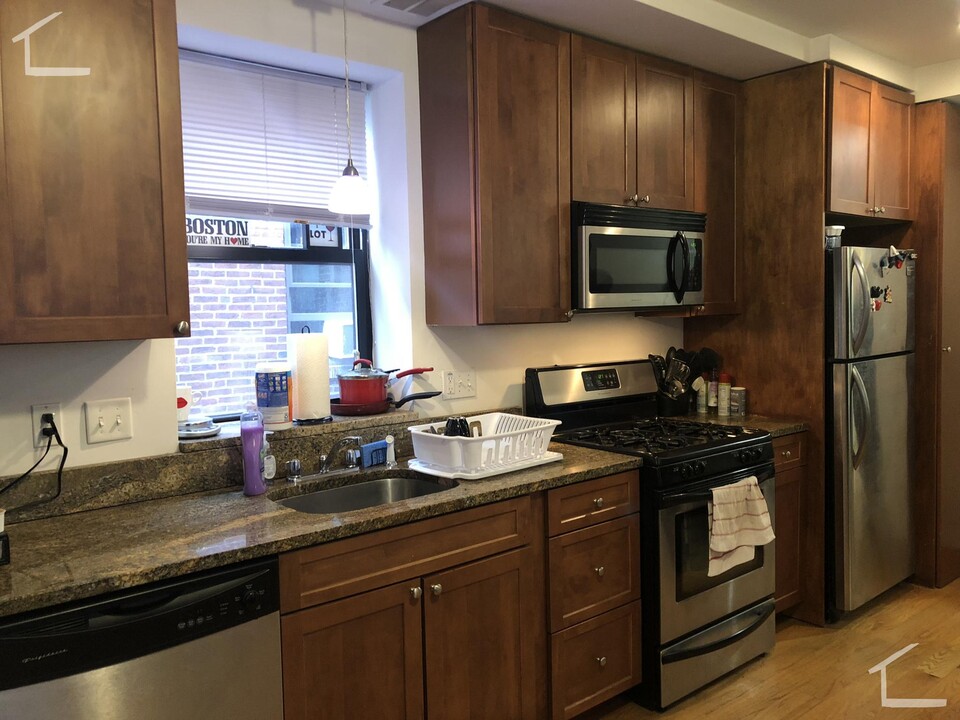 64 Louis Prang St, Unit 3 in Boston, MA - Building Photo