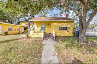 319 Country Club Oval in Daytona Beach, FL - Building Photo - Building Photo