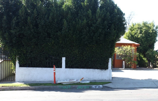 2770-2772 Estara Ave in Los Angeles, CA - Foto de edificio - Building Photo