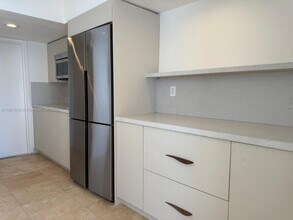 1420 Brickell Bay Dr in Miami, FL - Building Photo - Building Photo