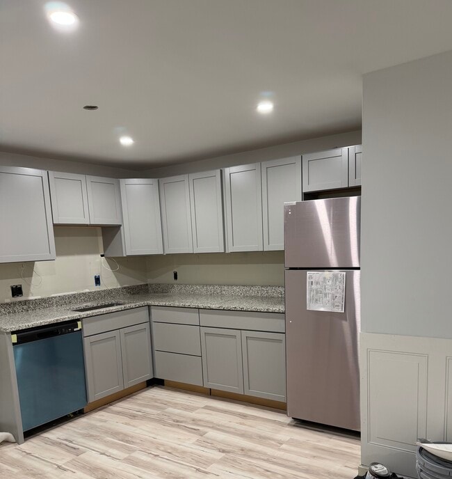 403 White Cedar Blvd in Portsmouth, NH - Building Photo - Building Photo