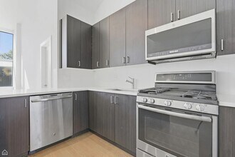 2034 W Grand Ave, Unit 1 in Chicago, IL - Building Photo - Building Photo