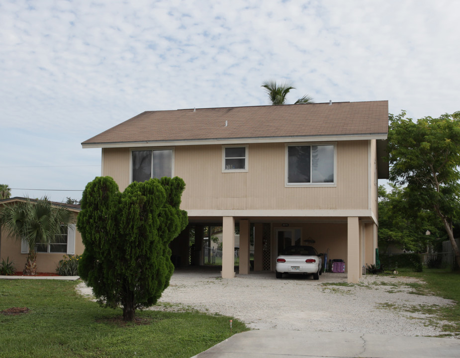 857 N 109th Ave in Naples, FL - Building Photo