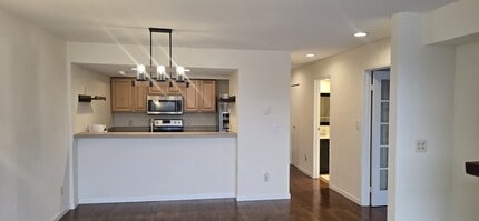 7 Lake Bellevue Dr in Bellevue, WA - Foto de edificio - Building Photo