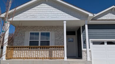 449 Meadows Ct in Polk City, IA - Foto de edificio - Building Photo