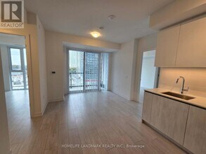 5858 Yonge St in Toronto, ON - Building Photo - Building Photo