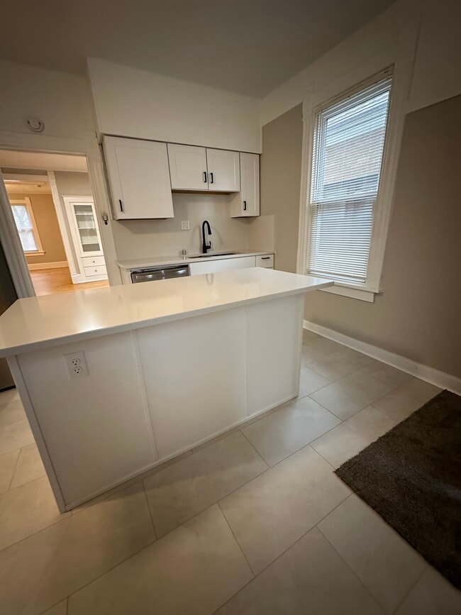 2527 S Howell Ave, Unit Howell in Milwaukee, WI - Foto de edificio - Building Photo