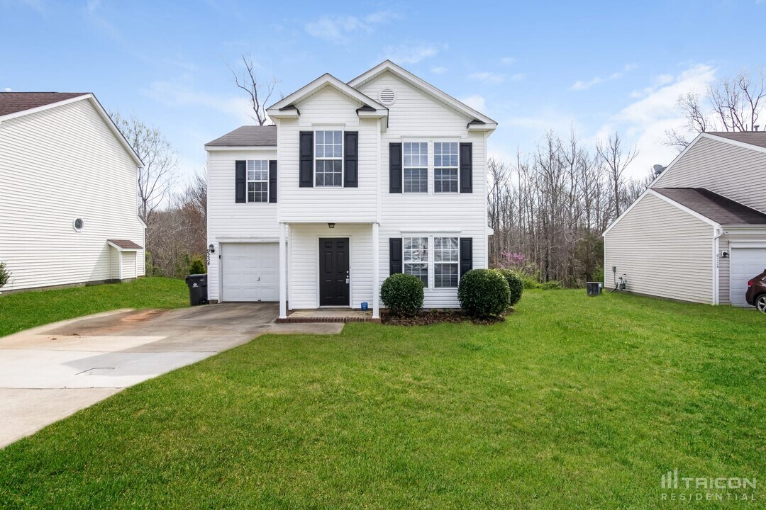 9234 Tiger Lily Ln in Charlotte, NC - Foto de edificio