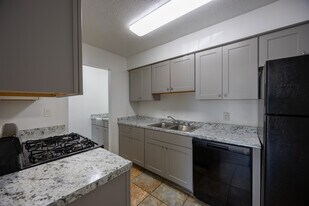 Peppertree Apartments in Atlanta, GA - Building Photo