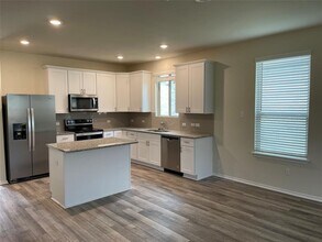 105 Onna St in Taylor, TX - Building Photo - Building Photo