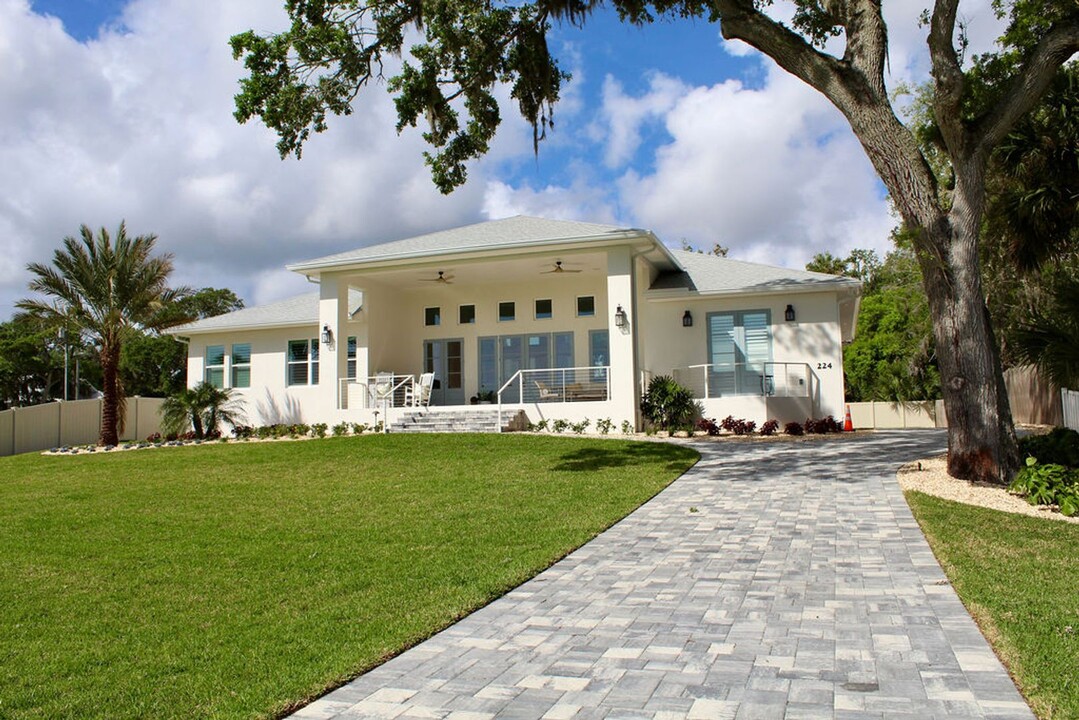 224 N Riverside Dr in Edgewater, FL - Building Photo