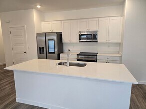 1563 N Mitchell St in Hanford, CA - Building Photo - Building Photo