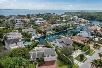 6819 Sunrise Pl in Coral Gables, FL - Foto de edificio - Building Photo