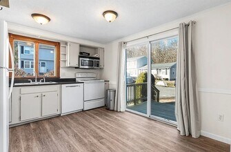 270 Sunderland Rd in Worcester, MA - Building Photo - Building Photo