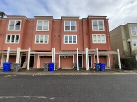 4738 S View Point Ter in Portland, OR - Building Photo