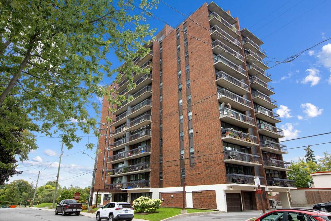 Roxborough Apartments in Ottawa, ON - Building Photo