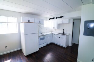 2323 Beechmont Ave in Cincinnati, OH - Building Photo