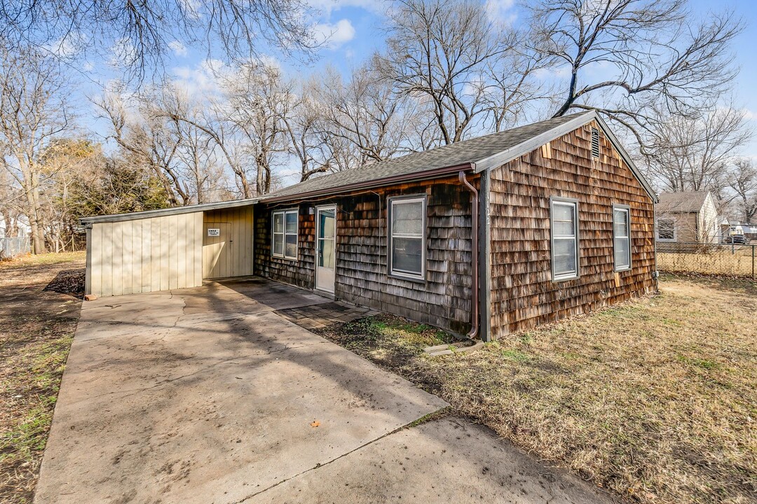 1122 Denver Dr in Park City, KS - Building Photo