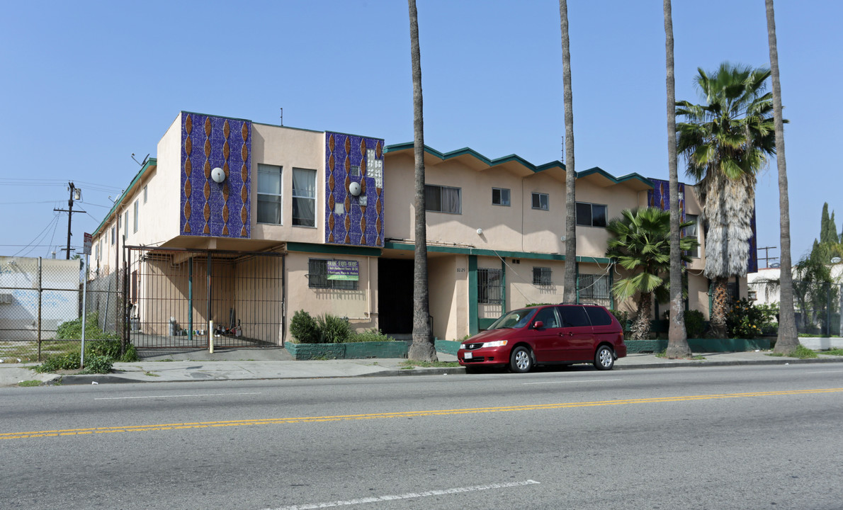 8029 S Hoover St in Los Angeles, CA - Foto de edificio