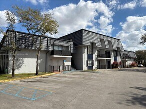 8009 W 6th Ave in Hialeah, FL - Foto de edificio - Building Photo