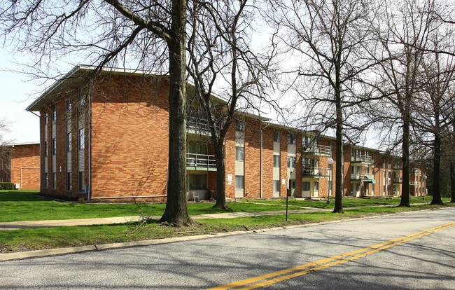 Pinecrest Apartments in Broadview Heights, OH - Building Photo - Building Photo