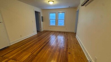 16 Clifford St, Unit 4 in Easthampton, MA - Building Photo - Building Photo