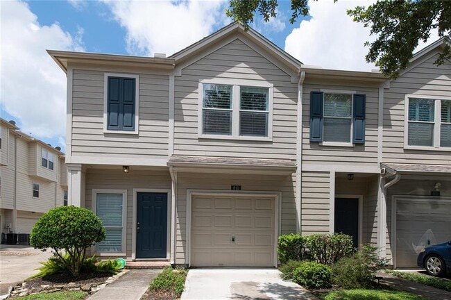 property at 915 W Heights Hollow Ln